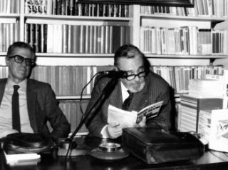 Da destra nella foto, Marino Piazzolla e Walter Mauro, a Roma nel 1980, durante la presentazione di Sugli occhi e per sempre, edito da Fermenti
