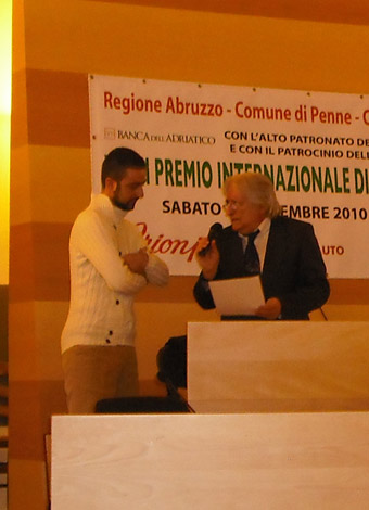 Il Presidente della Fondazione Piazzolla, a destra nella foto, consegna il premio a Maurizio Basili