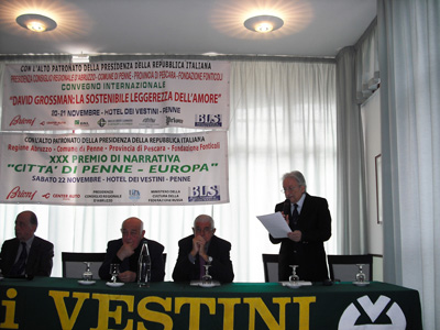 Il Presidente della Fondazione Piazzolla legge la motivazione del Premio