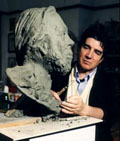Lo scultore Damiani mentre scolpisce il busto per Piazzolla per la biblioteca di San Ferdinando di Puglia